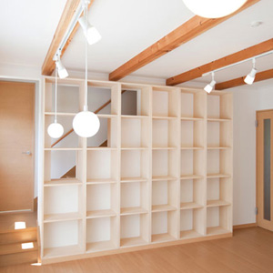 ご夫婦の作品を飾る大型造作収納