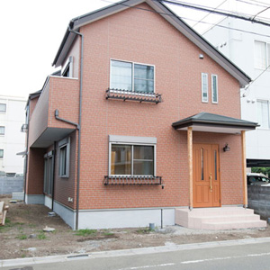 レンガ調のかわいらしい外観