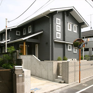 将来の二世帯住居にも対応する都市型ログ