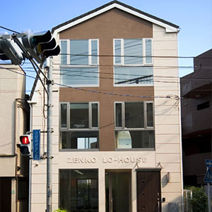大きな吹抜けの家