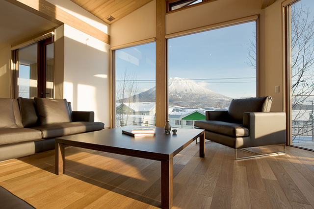 窓から富士山が見え、大きい窓がお部屋を明るく演出してくれます。