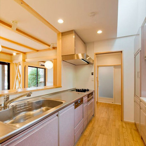 キッチン、脱衣室、浴室を一直線に並べることで、家事の移動を短縮