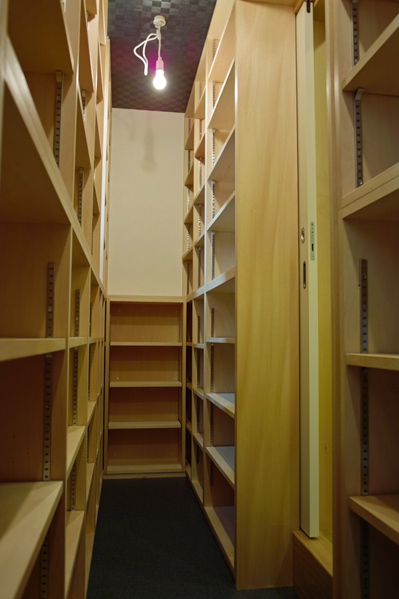 書庫スペースは、最低限のｽﾍﾟｰｽで最大限蔵書できるよう寸法を調整した。