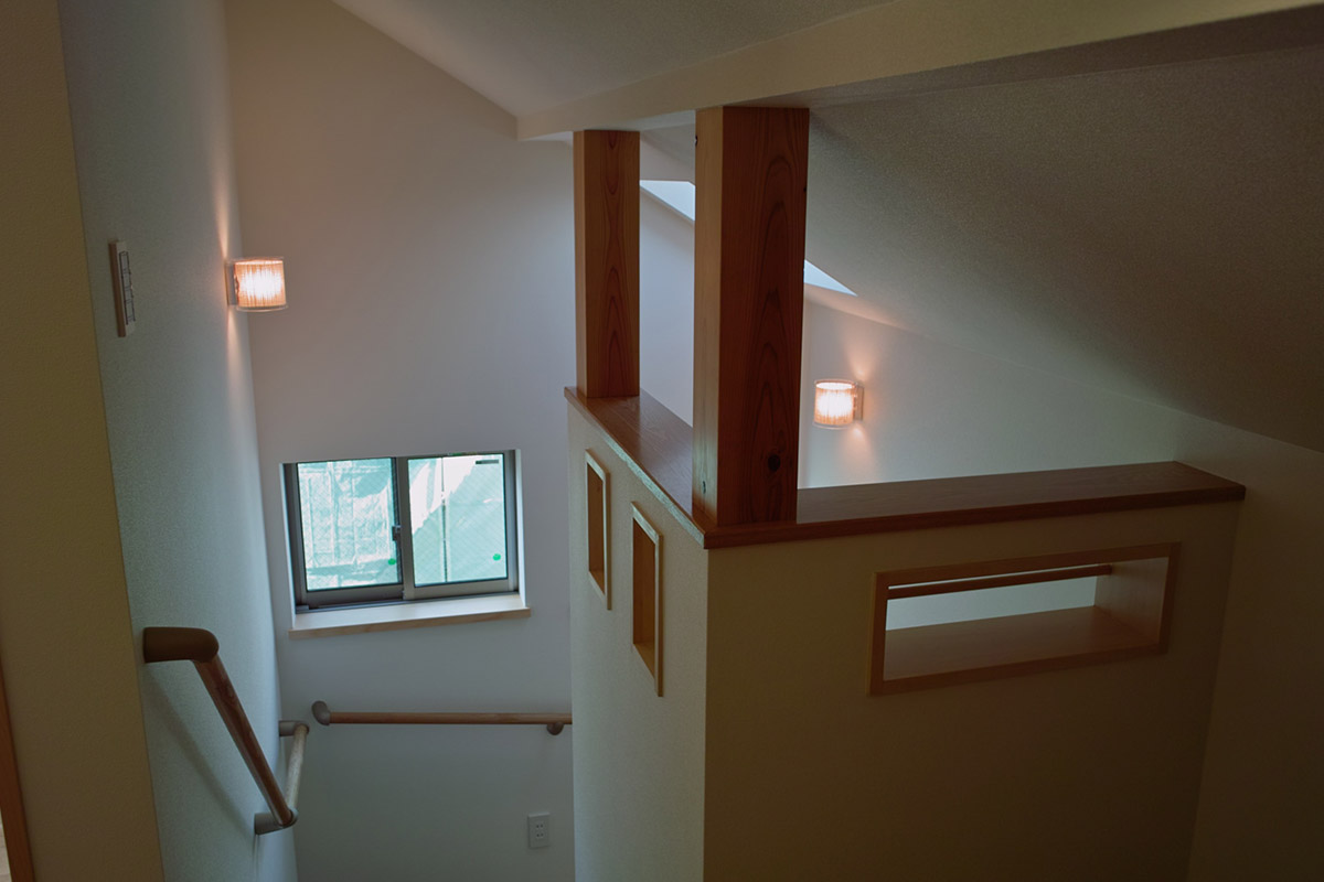 最上階へ行く階段には、壁に隙間や開口を設けることで、風通しや視線の広がりを演出している。