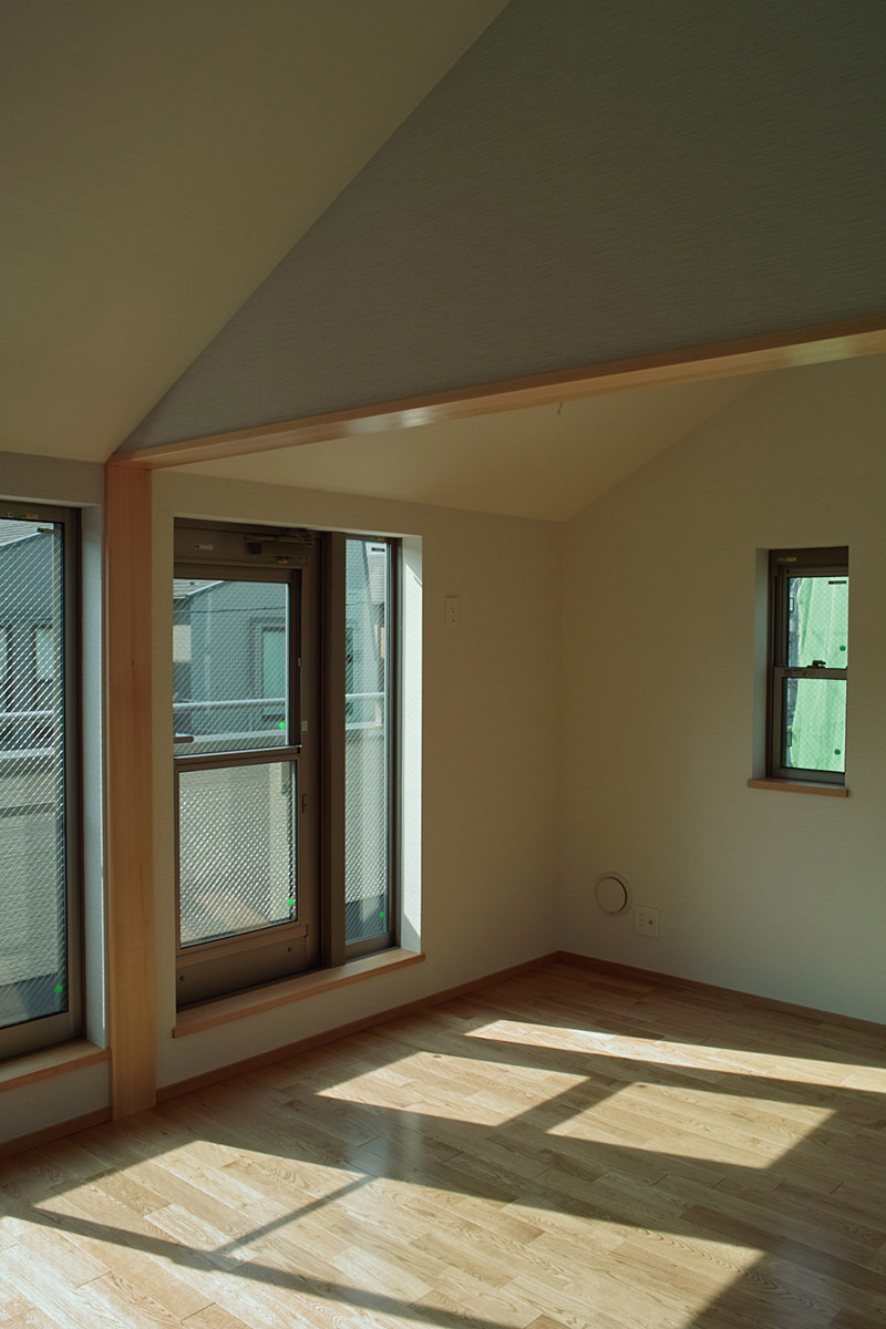 屋根勾配を利用した天井によって、圧迫感のない開放的な空間を演出している。