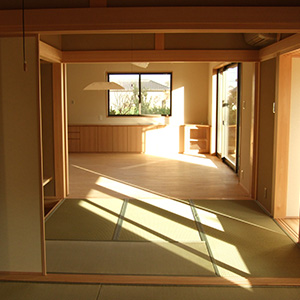座敷から襖をあけることで、リビングスペースまで一体で利用できる日本家屋のメリットを継承