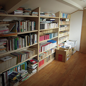 小屋裏には造り付けの本棚を設けることで、小さな書庫のような空間となっています。