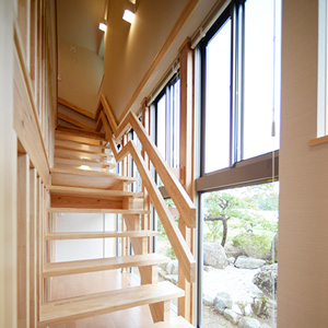 開放的な階段ですが、段差は緩やかで踊り場も設け、子供用の手摺まで付いた安全設計です。			