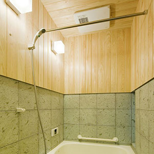 浴室（十和田石と桧板）