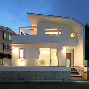 変形地に建つ和モダンの家