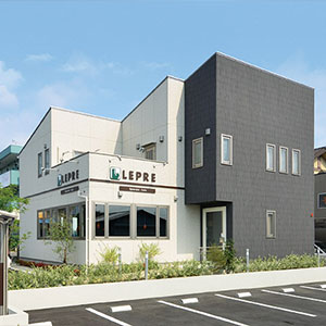 夢を叶えくつろぎを実現させた店舗併用住宅