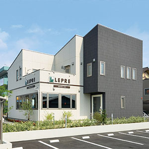 夢を叶えくつろぎを実現させた店舗併用住宅
