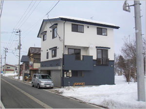 雪国に建つ3階建て自然素材住宅
