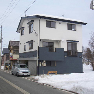 雪国に建つ3階建て自然素材住宅