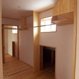 和紙を貼った納戸 屋根裏まで利用