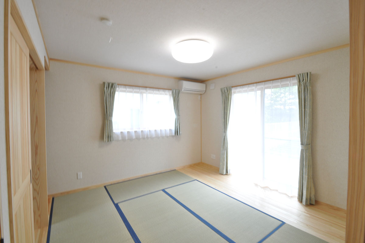 １階和室は明るく、収納もWICがあるので、広々使えます。