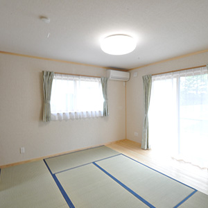 １階和室は明るく、収納もWICがあるので、広々使えます。