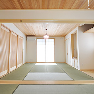 和室は米ツガの天井と製作した建具がマッチしてます。