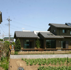 田園風景に溶け込む佇まいです。屋根に太陽熱ソーラーシステムを載せています。