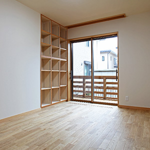 父の部屋： 床から天井まで本棚を作り付けにした父の部屋です。