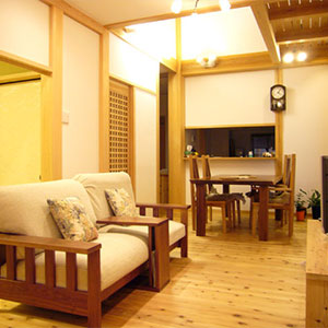 杉ムク板の床と白い漆喰の壁というシンプルな居間。ムク材を使用したソファーやテーブルは漆喰と相性がバツグン。