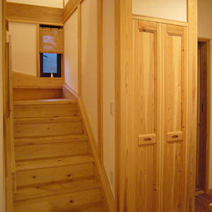やはり定番、青森ひばで出来ているムクの階段、その隣にある物入れの扉（杉材）は岡山県で作られています。