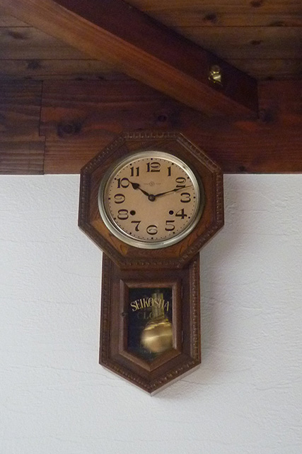 居間の時計は《精工舎》の壁掛け時計がこのお宅の時を刻んでいます