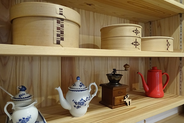 キッチンの背面は奥様の趣味でもある茶器類がきれいに飾られています