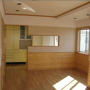 商店街に建つポップな家