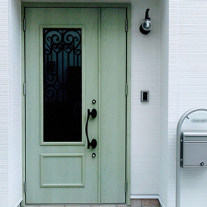 アイアンワークとミントグリーンが個性的な玄関ドア