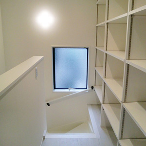 ２階　子世帯の階段室に書庫を設置