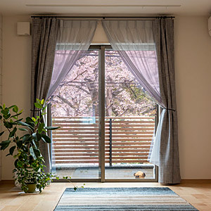 2階リビング　満開の桜が窓一杯にひろがる最高の特等席