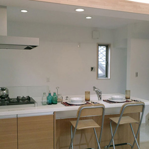 【2階LDK】12帖　狭くてもオープンスタイルのキッチンをみんなでわいわい囲める開放的な空間