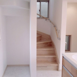 【2階階段】キッチン横の階段室。廊下をなくして室内の広さを確保。階段下もオープンにして冷蔵庫や収納に有効利用。