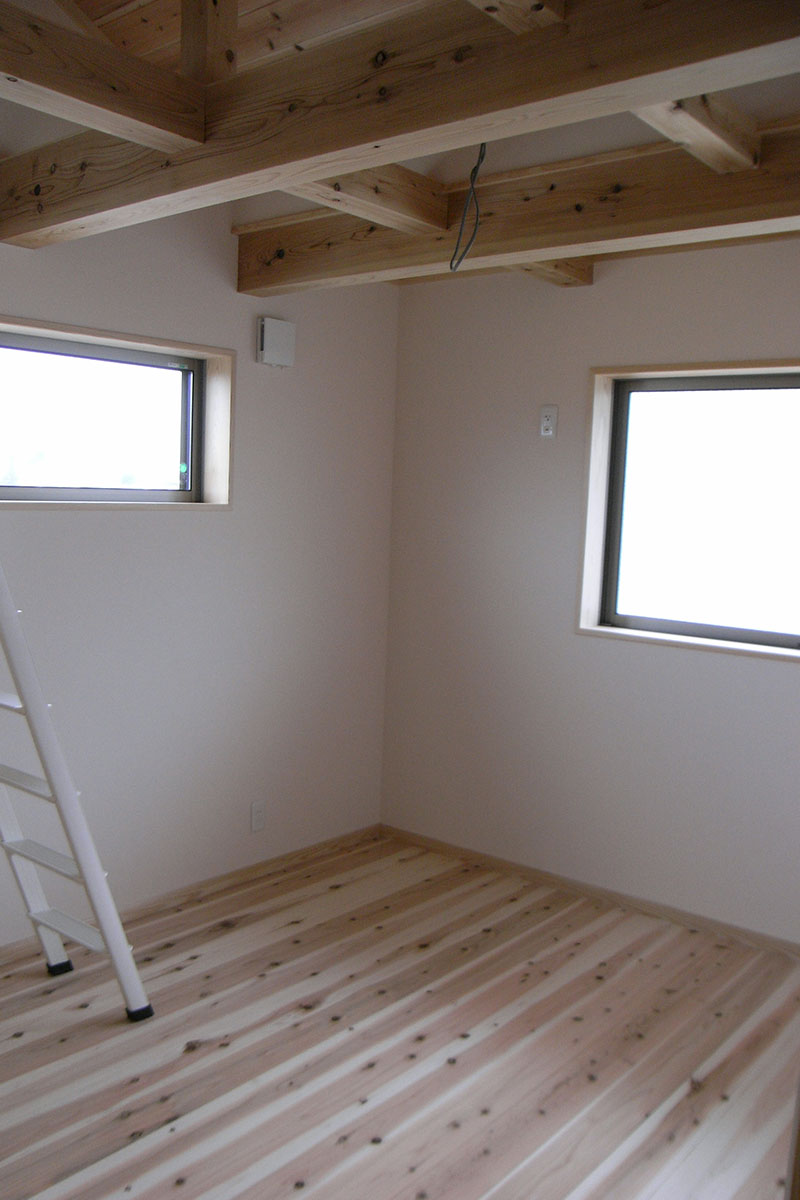 ２階の寝室には傾斜天井とし、ロフトも設けた