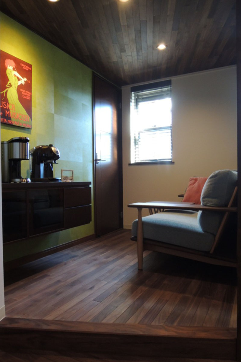 ソファのあるカフェスペースは３畳。狭い空間が落ち着いた時間をつくります。