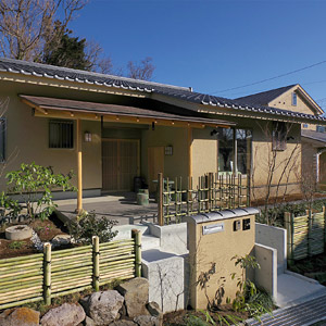 伊豆高原の別荘地に建つ和瓦葺き切妻屋根の平屋の住まい