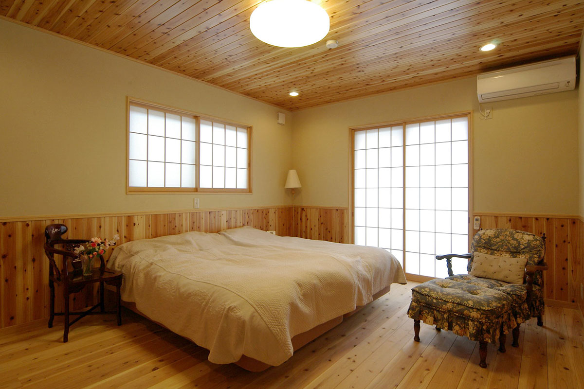 主寝室：１階の檜と替わり、床は杉の30mm厚無垢板、腰壁も杉板張りに。