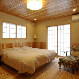 主寝室：１階の檜と替わり、床は杉の30mm厚無垢板、腰壁も杉板張りに。