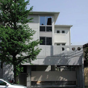 設計事例写真：都市型3階建二世帯住宅 南青山の家