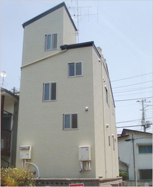 狭小地に建つ美容室併用住宅