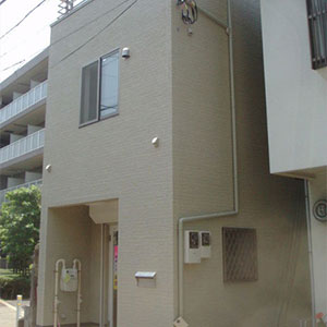狭小地に建つ美容室併用住宅