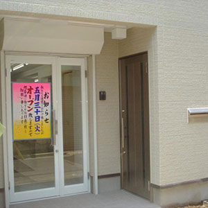 １階の美容室部分は清潔感・くつろぎの空間を重視し、待合室もお客様のプライバシーを守るため袖壁を付けて目隠しを作りました。