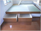 小屋裏（ロフト）には造り付けの棚を設置し、整理整頓しやすく。