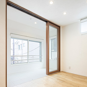 屋内にありながらバルコニーのように使える多目的、異空間のインナーテラス。床はタイル仕上げ