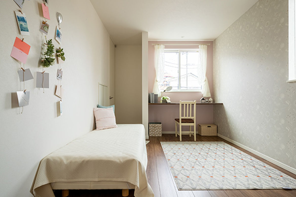 白を基調とした明るい子供部屋。