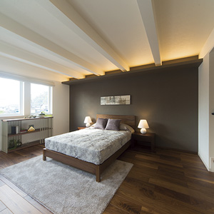 落ち着いた色の壁紙が大人な雰囲気を演出してくれている寝室。