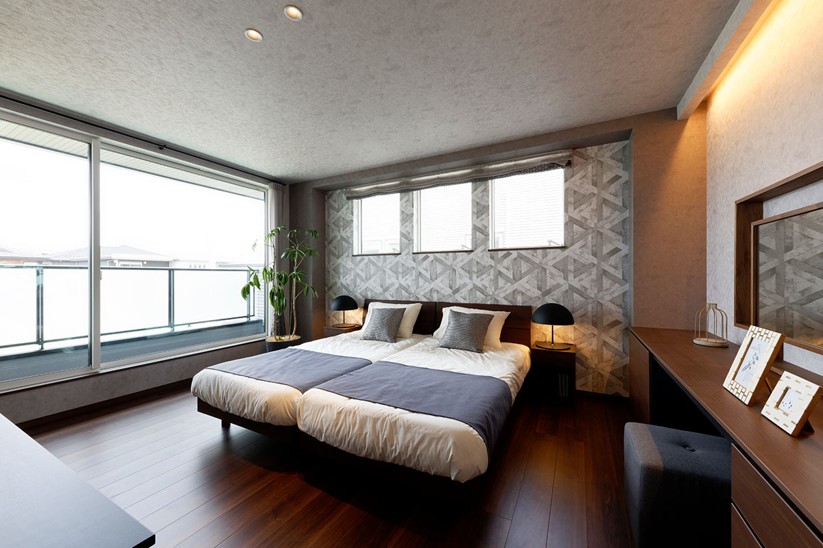 おしゃれな柄の壁紙が海外のリゾート見たいでおしゃれな寝室。