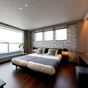 おしゃれな柄の壁紙が海外のリゾート見たいでおしゃれな寝室。