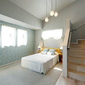 おしゃれな壁紙の明るい寝室。朝の目覚めがよさそうです。